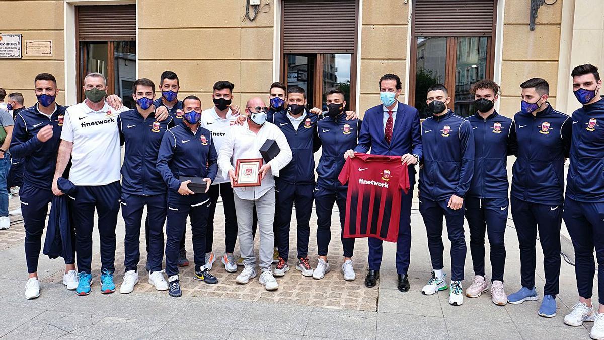 David López, capitán del Eldense, entrega una camiseta del equipo al alcalde Rubén Alfaro. | ÁXEL ÁLVAREZ