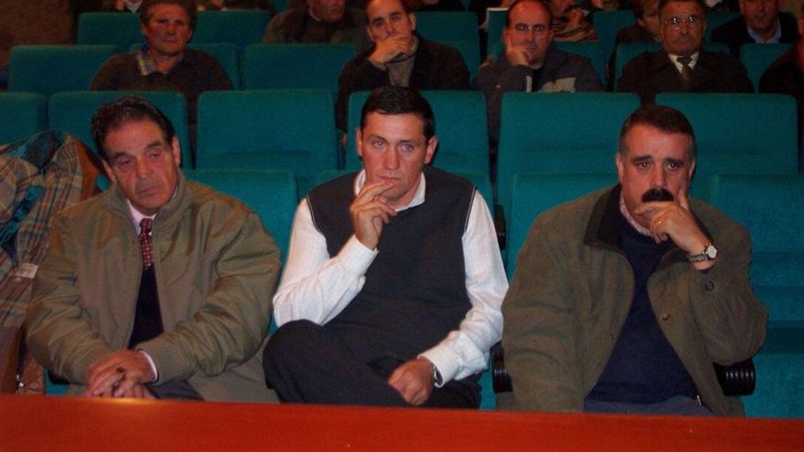 Faúndez, en el centro, junto a otros alcaldes alistanos en 2003. |