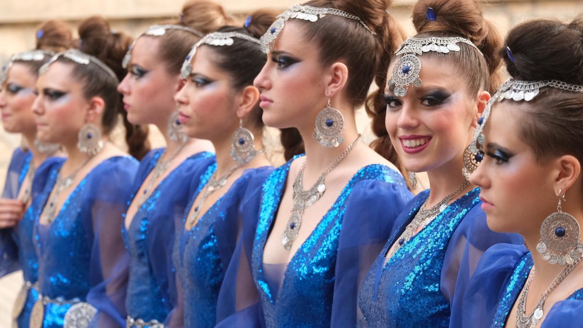 Una escuadra de bellas festeras durante la Procesión de San Antón.