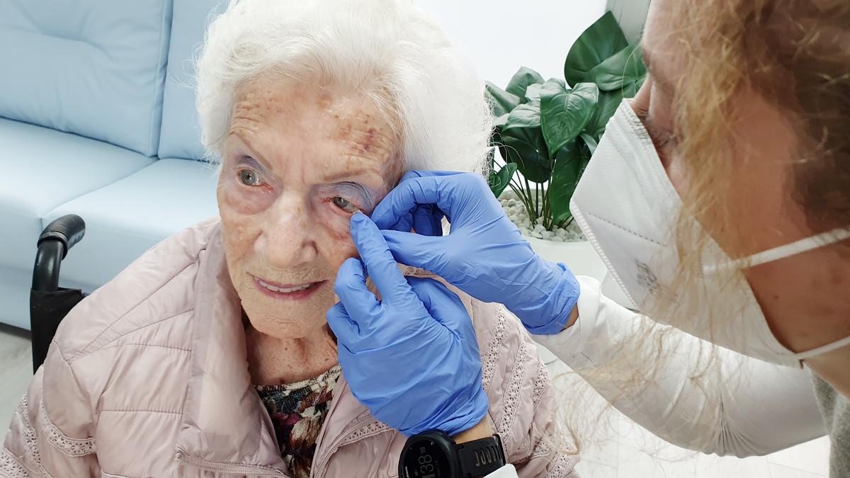 Toma de muestra de lágrimas de María de los Ángeles, de 99 años de edad.