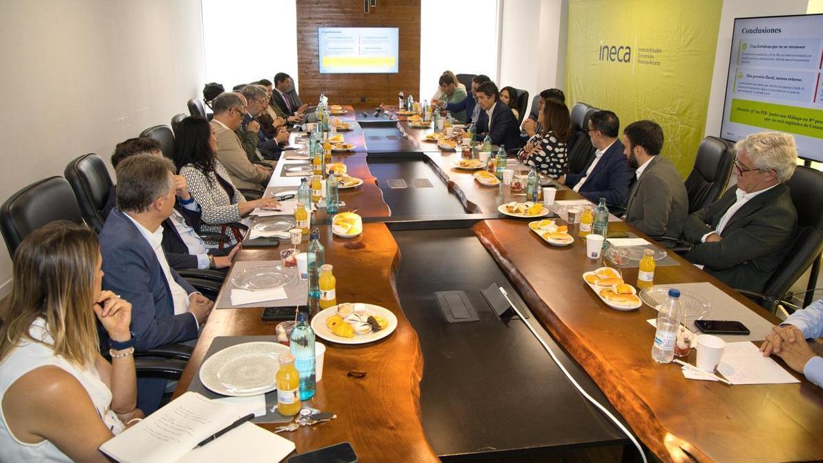 La reunión entre los representantes de Ineca y los diputados del PP.