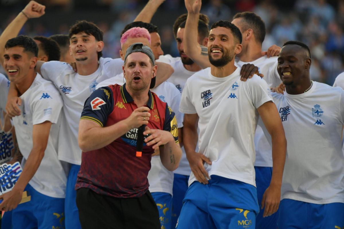 Así fue la invasión de aficionados en el campo en la celebración tras el partido en Riazor