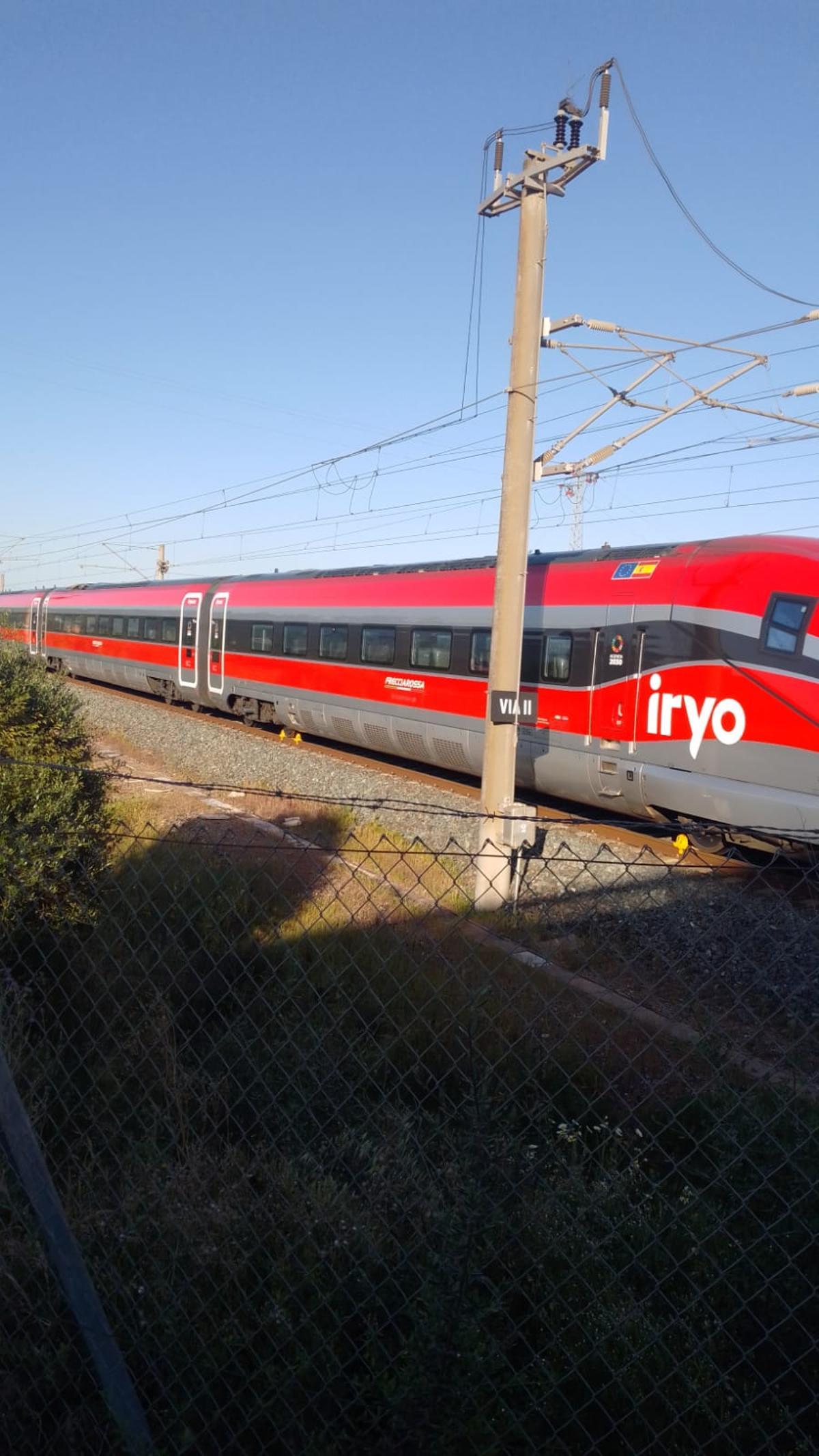 Tren de Iryo detenido en las cercanías de Hornachuelos durante la tarde de ayer.
