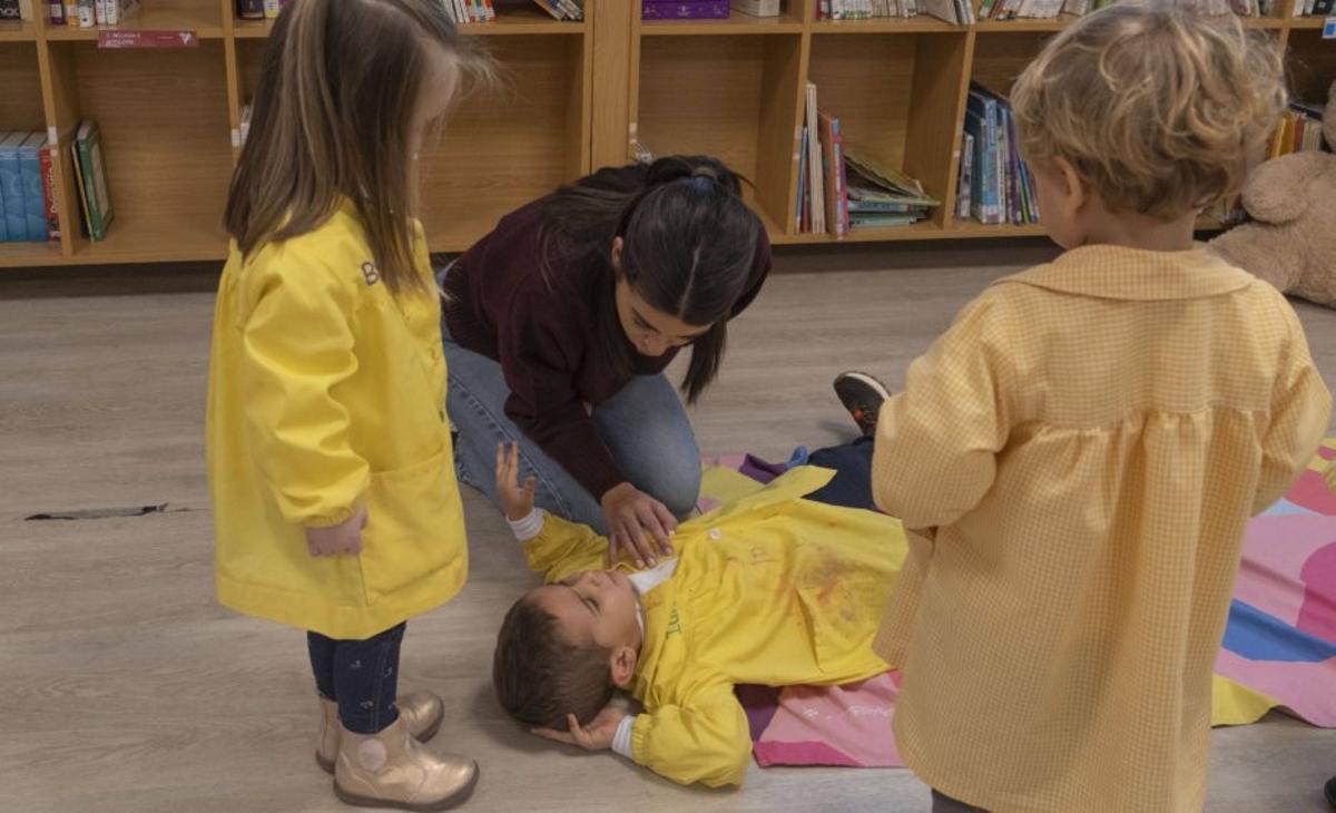 Una enfermera les explica cómo saber si alguien respira. |  Roi Cruz