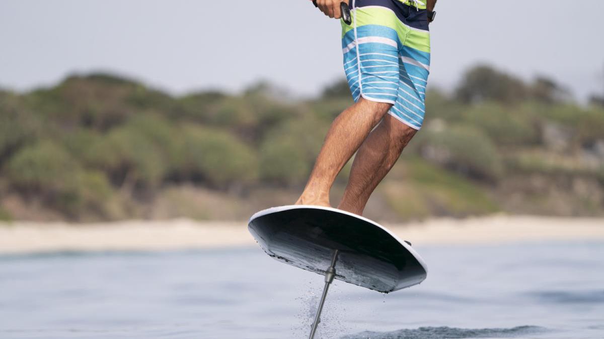 El hydrofoil es una tabla de surf que se eleva sobre agua cuando aumenta su velocidad.