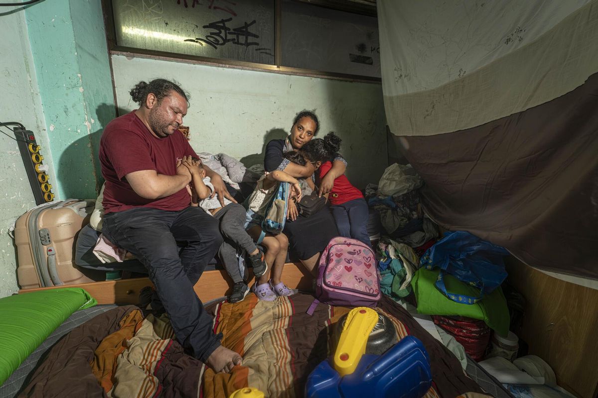 Barcelona 10/06/2025 Sociedad. Acompañamos la familia de Younes ouacharaa, un padre con tres hijos que duermen en la calle. AUTOR: MANU MITRU