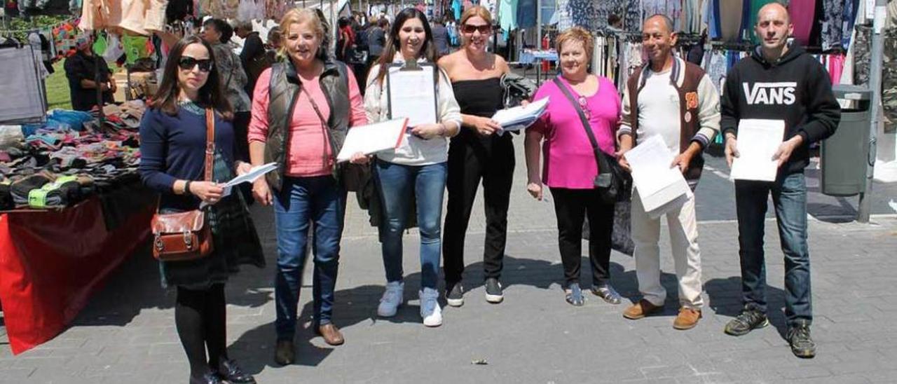 Por la izquierda, Julia Arribas, María Expósito, Eva Marcheño, Toñi Cabal, María Antonia Álvarez, José Luis Buitrago y Dani Cabal, ayer, en el mercado.