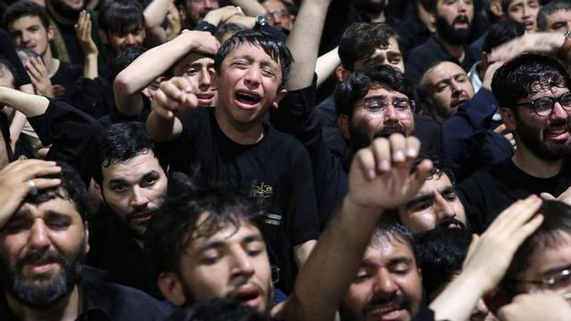 Joves iranians es lamenten, ahir, de la mort de Khamenei, en una imatge distribuïda pel règim. | AFP