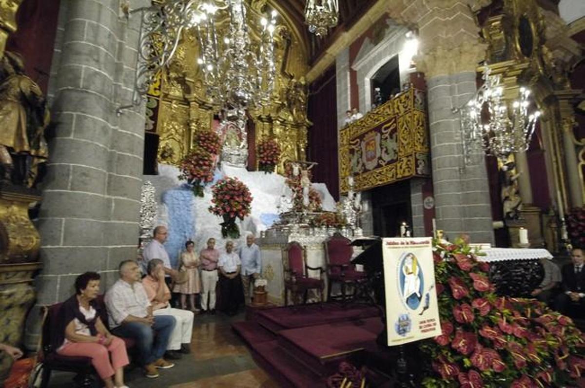 BAJADA DE LA VIRGEN DEL PINO DE SU CAMERIN