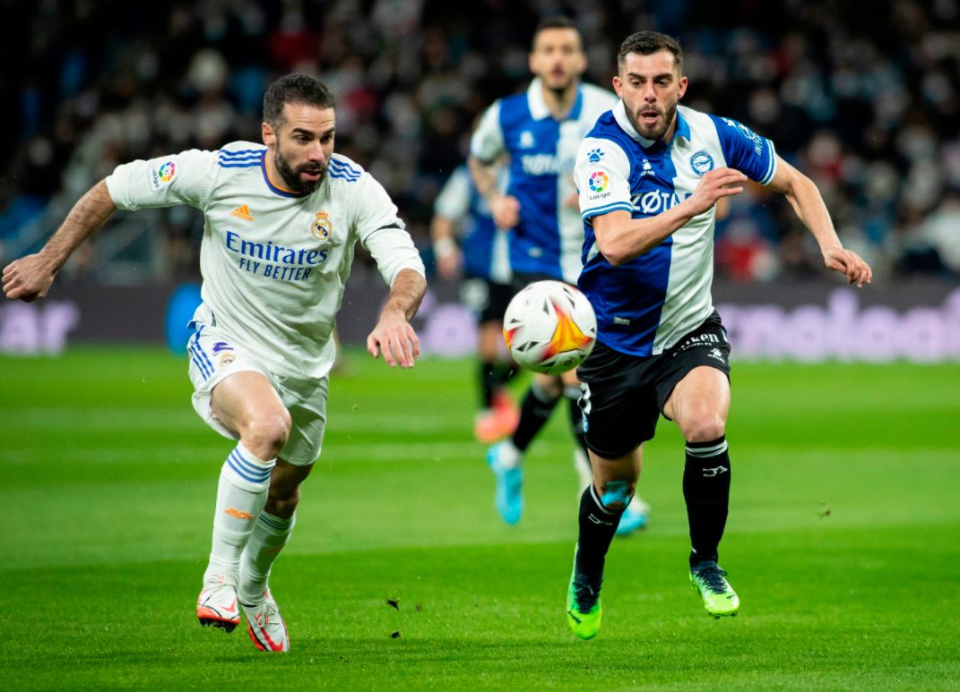 Carvajal y Duarte pugnan por una pelota en el partido el Bernabéu.