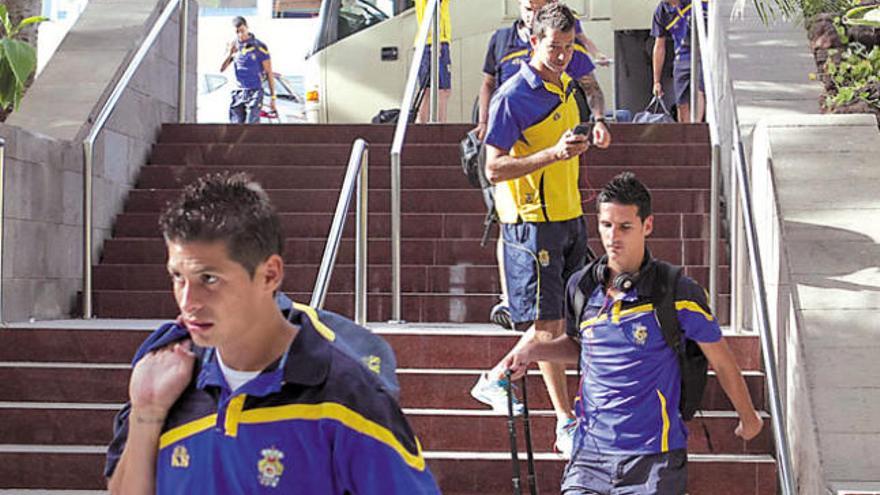 Los jugadores de la UD, ayer, a su llegada al hotel Don Gregory.