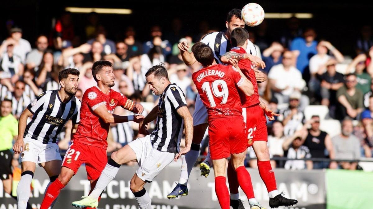 Los jugadores del Castellón y del Nàstic disputan un balón aéreo