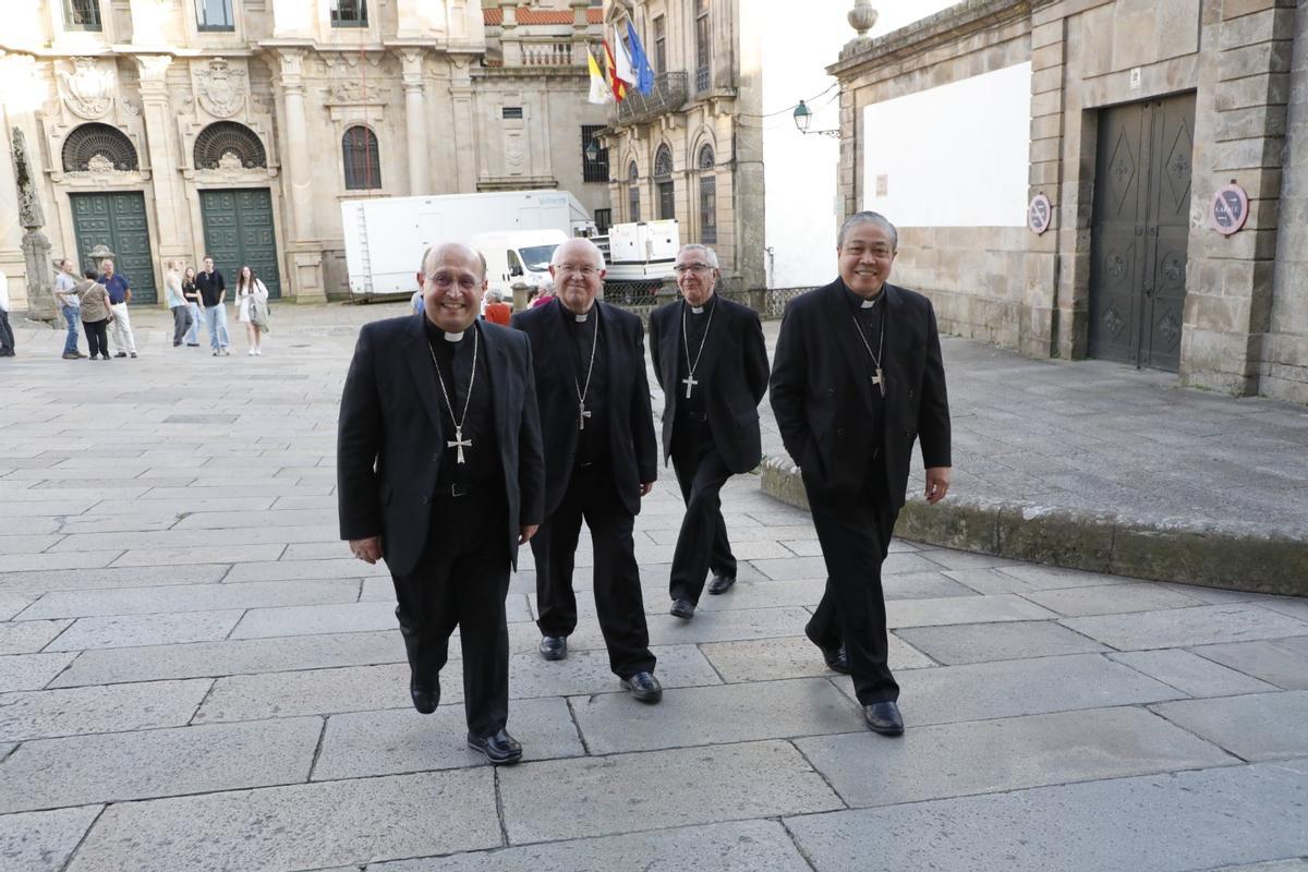 El nuevo arzobispo Francisco José Prieto con miembros de la curia invitados a la ceremonia de este sábado