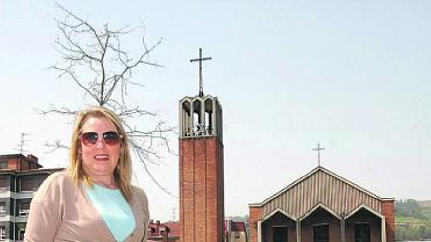 María Teresa Díaz, junto a la iglesia de los Padres Pasionistas de Mieres.