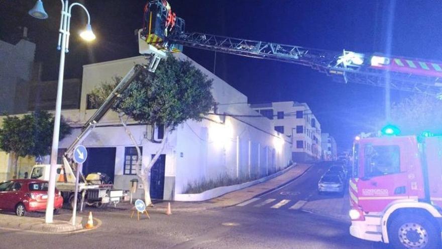 Rescatan a un operario atrapado a ocho metros de altura en Arrecife