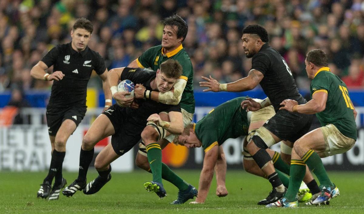 Jugada del partido entre Nueva Zelanda y Sudáfrica en el mundial de rugby