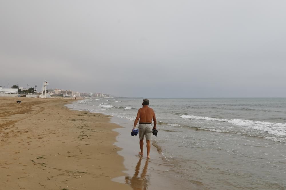 Escasa afluencia a las playas de Torrevieja el primer día de reapertura para paseo y práctica de deporte individual