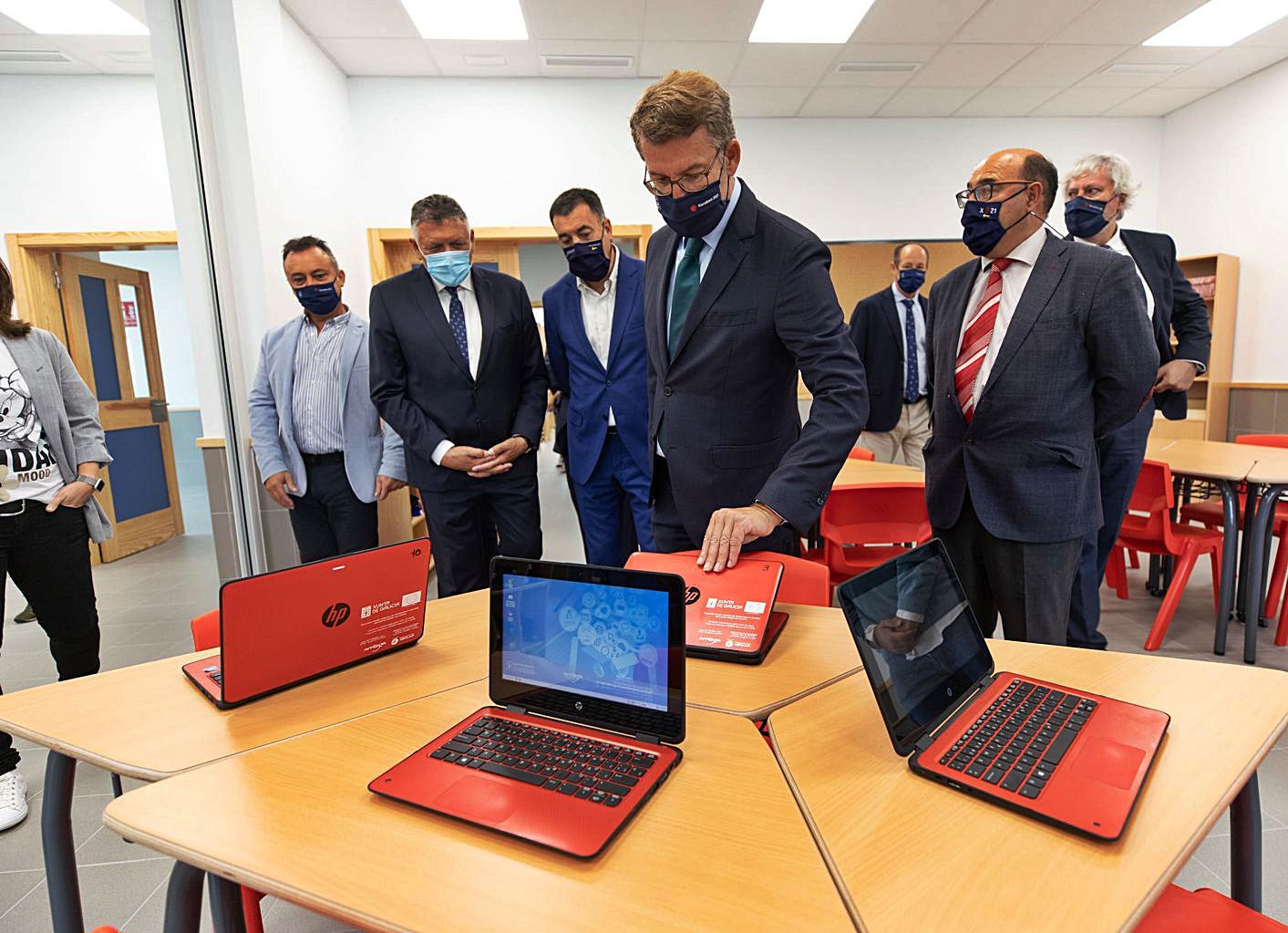 Alberto Núñez Feijóo en una visita a un aula informatizada