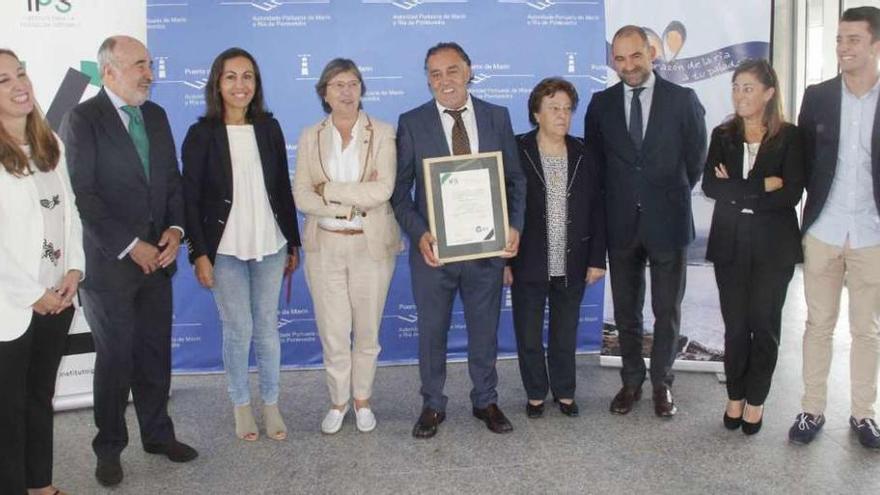 Enrique Montes, entre Mª Teresa de la Fuente, Rosa Quintana y Maria Ramallo, sostiene el reconocimiento.  // S.A.