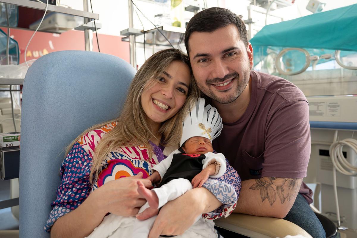 Los bebés ingresados en la UCI neonatal del Clínic se convierten en pequeños cocineros por Carnaval