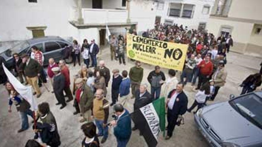 Cientos de personas se manifiestan por primera vez en Albalá contra el cementerio nuclear