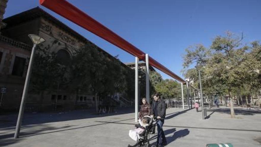 Repintan el conocido tubo de la plaza del Institut Balear tras reparar la  estructura