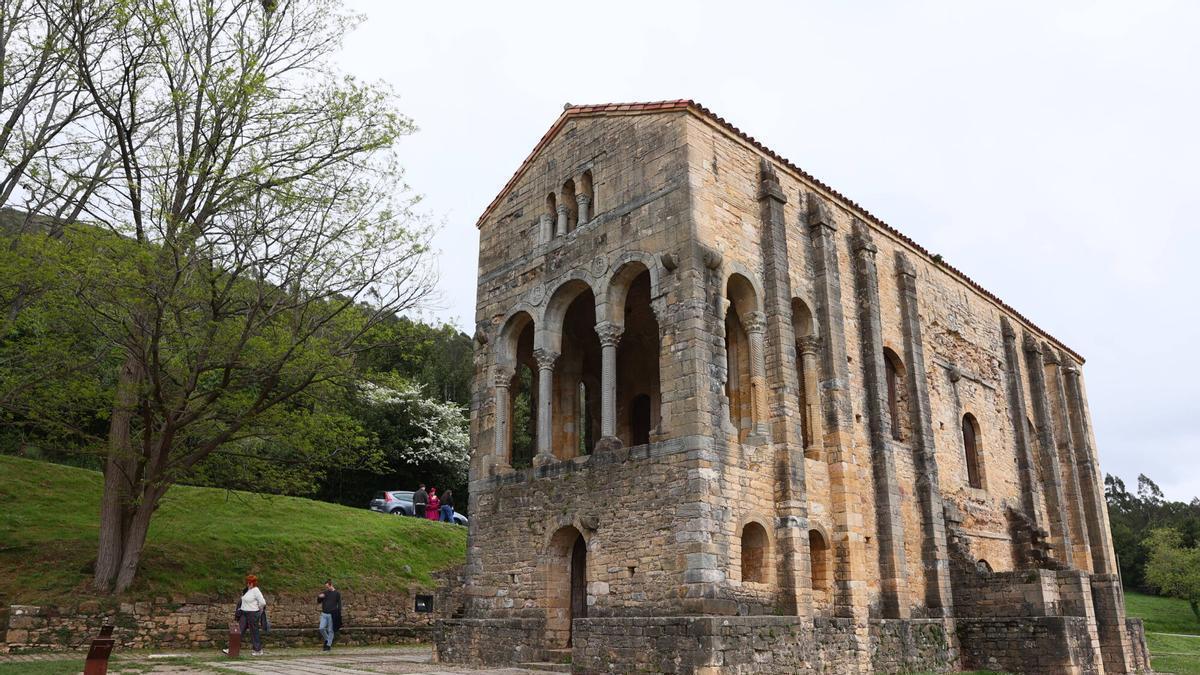 El templo Prerrománico de Santa María del Naranco.