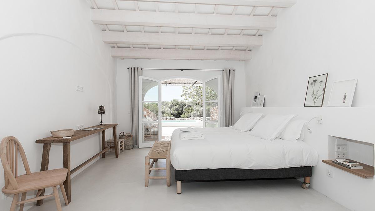 Habitaciones luminosas y minimalistas prolongan la sensación de calma que define la finca.