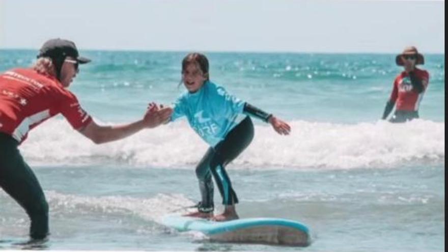 Santa Cruz de Tenerife pone en marcha por primera vez cursillos de iniciación al surf