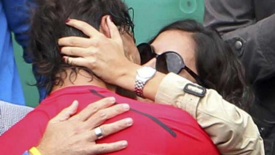 Rafa Nadal besa a su novia en Roland Garros.