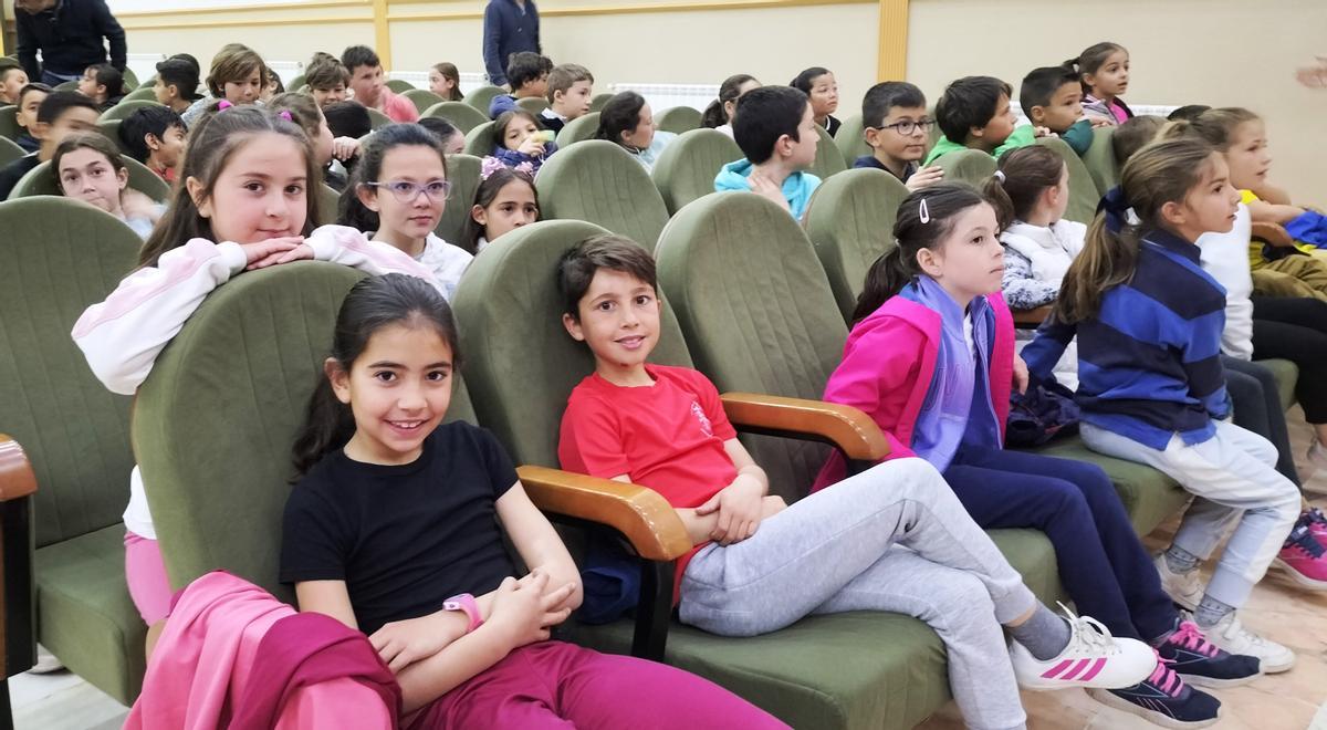 Alumnado del colegio El Llano en el auditorio municipal