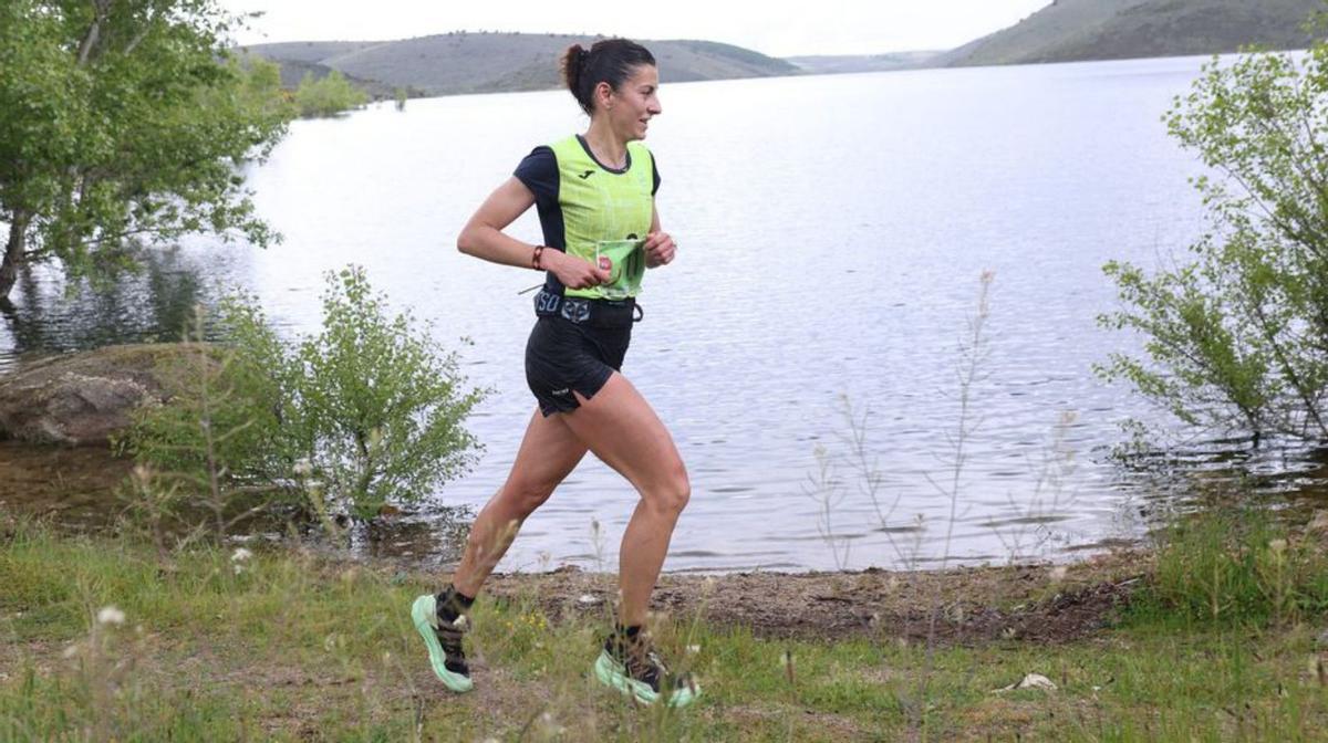 Lara de Castro, con el embalse de Ricobayo al fondo. | LOZ