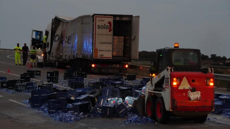 Miles de botellas de cristal esparcidas por la A-66 en Zamora