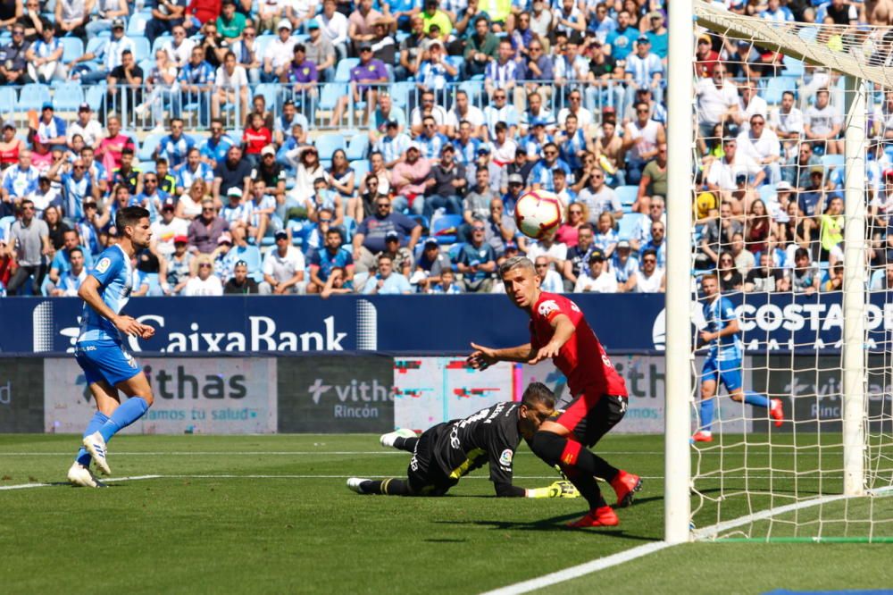 Un tanto de Leo Suárez a cinco minutos del final le da la victoria y los tres puntos al RCD Mallorca en su visita a La Rosaleda, en un duelo de aspirantes al ascenso a Primera División que comenzaban la jornada empatados a puntos.