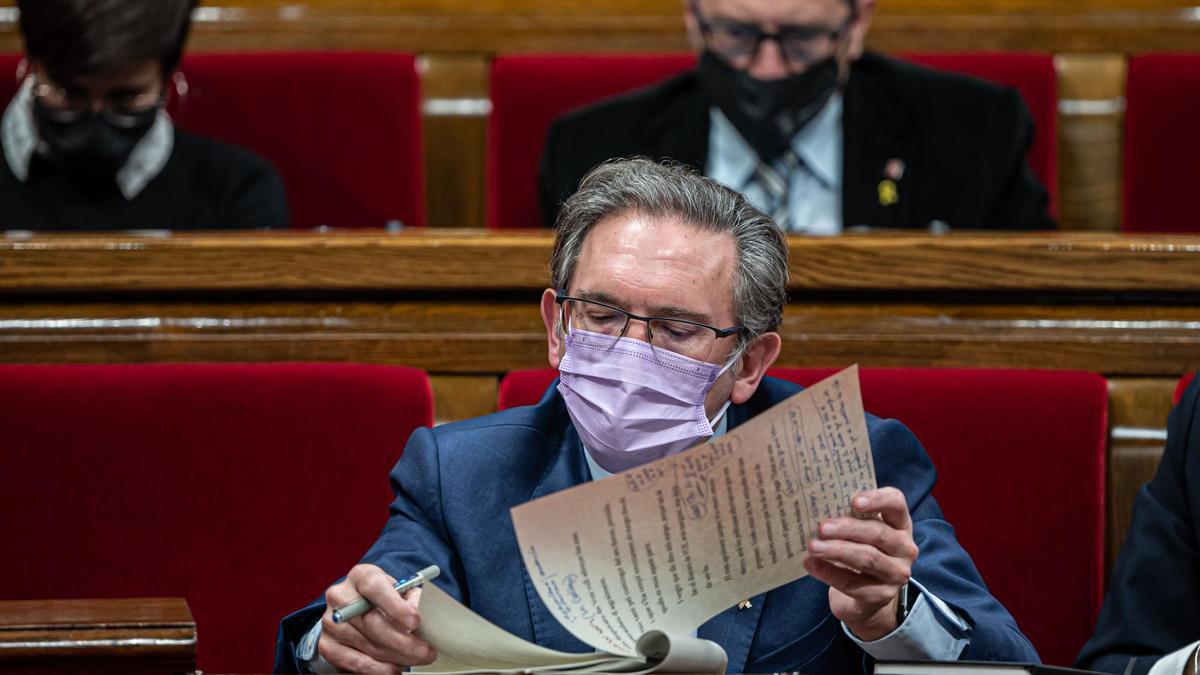 Barcelona 22/11/21 Política. Pleno Parlament, tema presupuestos. El consejero de Economía, Jaume Giró en el parlamento de Cataluña durante la presentación de los presupuestos del estado. AUTOR: MANU MITRU