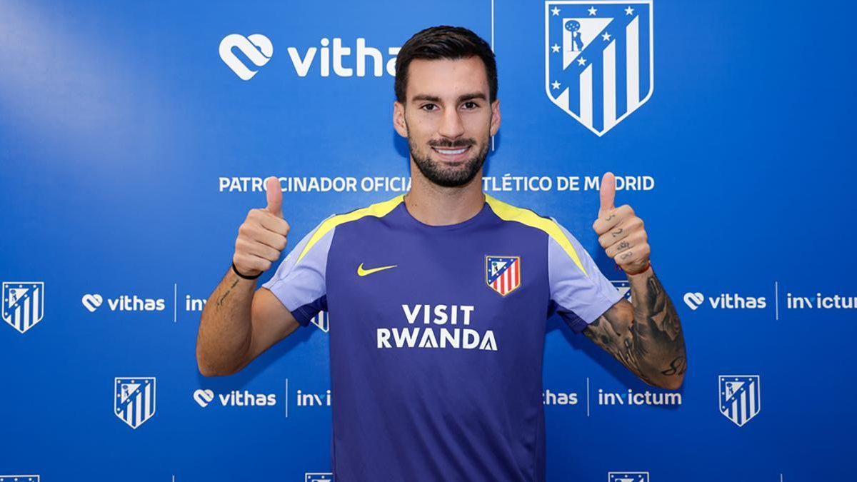 Álex Baena con la camiseta de su nuevo equipo el Atlético de Madrid