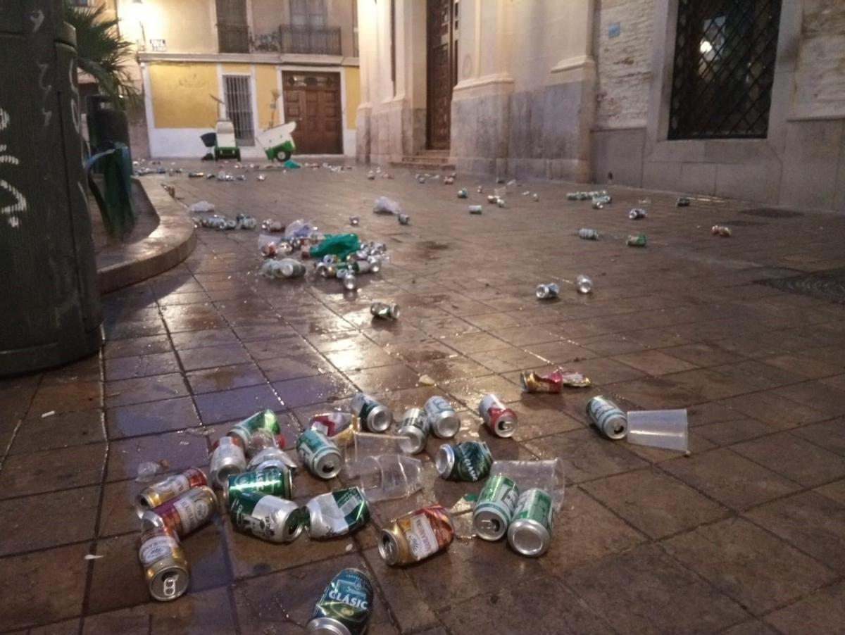 Restos de un botellón en Valencia.