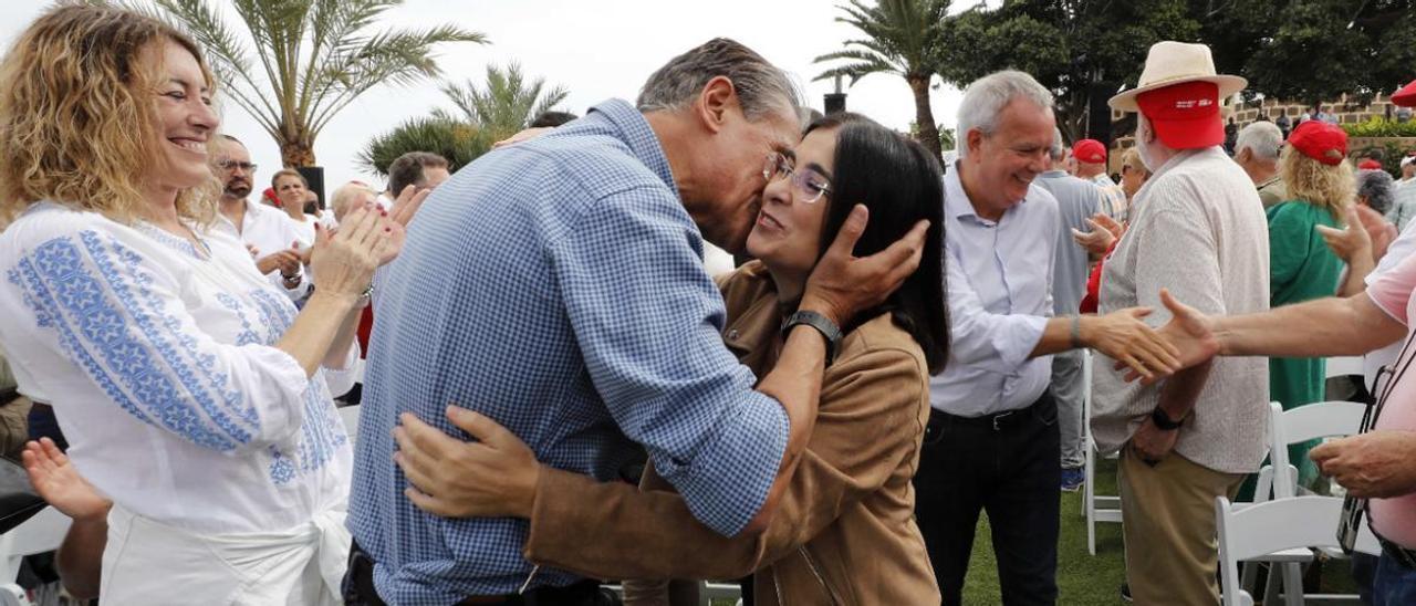 Carolina Darias solida al exministro Juan Fernando López Aguilar en la Fiesta de la Rosa.