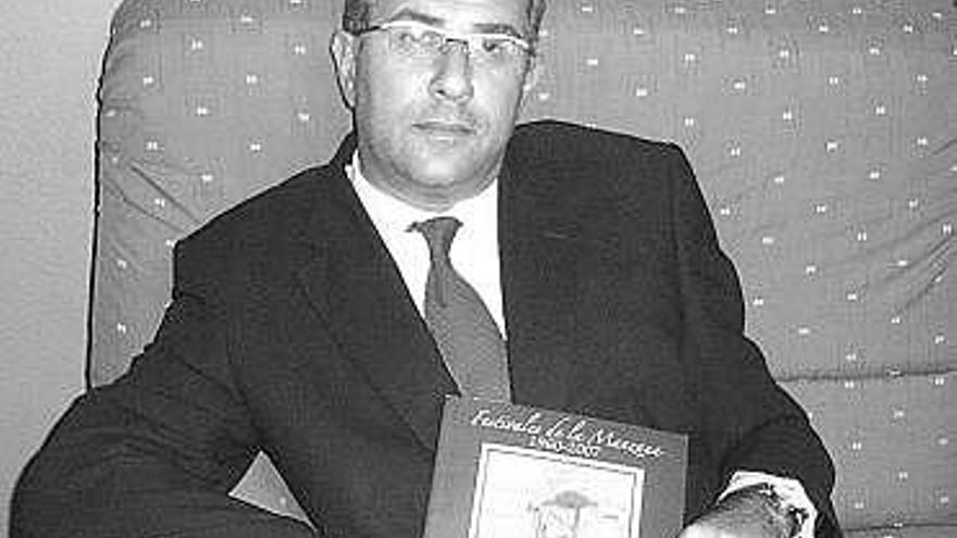 Adolfo Sánchez de la Venta, con su libro.