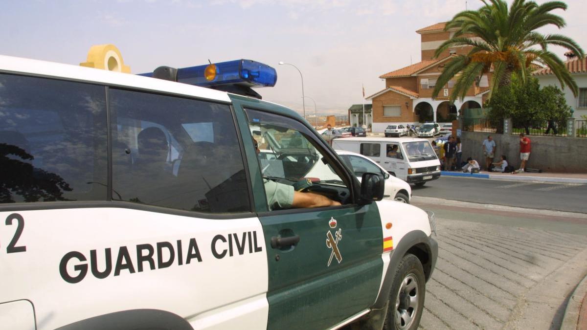 El conductor se entregó en el cuartel de la Guardia Civil de Coín.