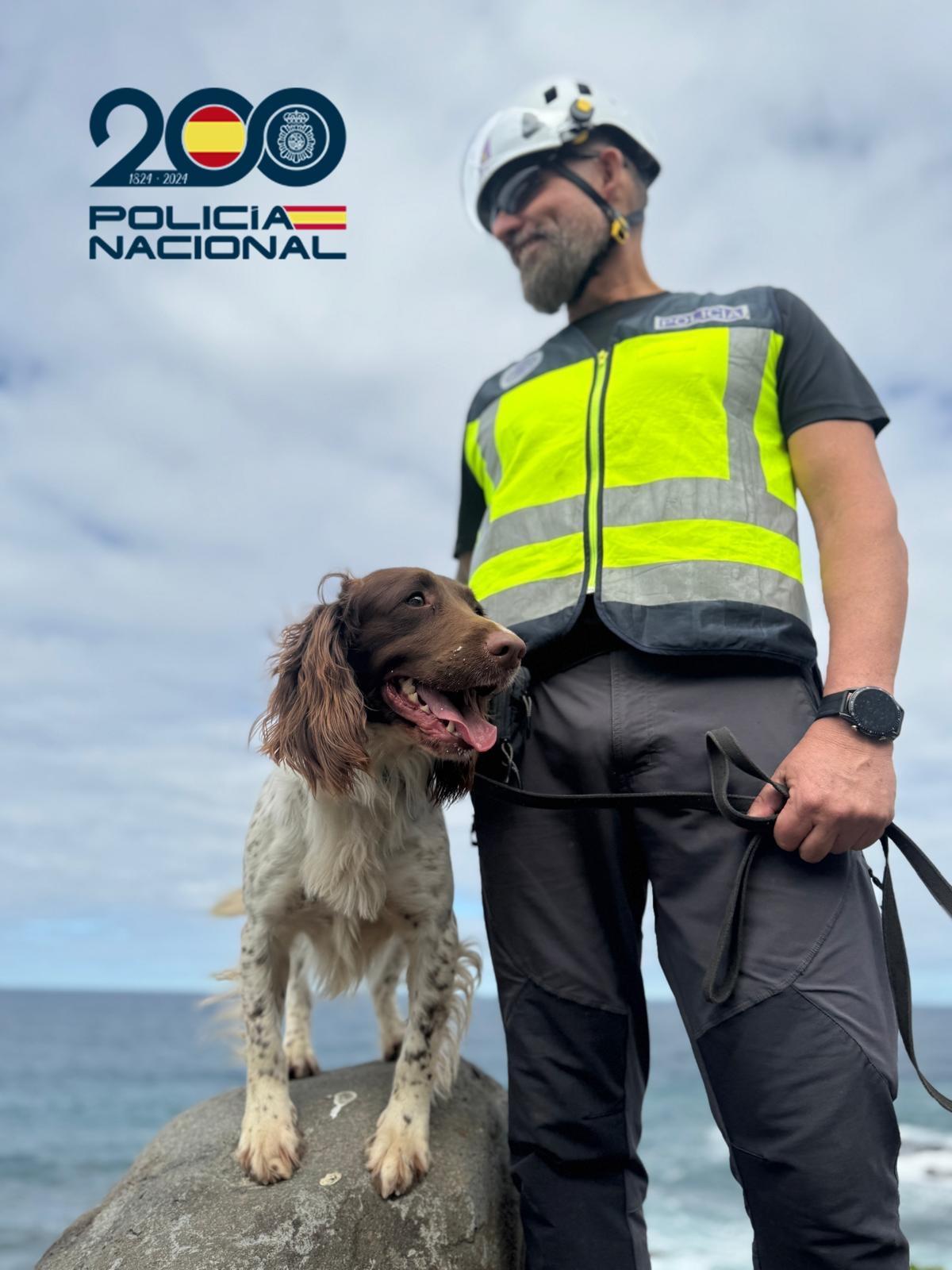 El perro policía Rony junto a su guía canino.