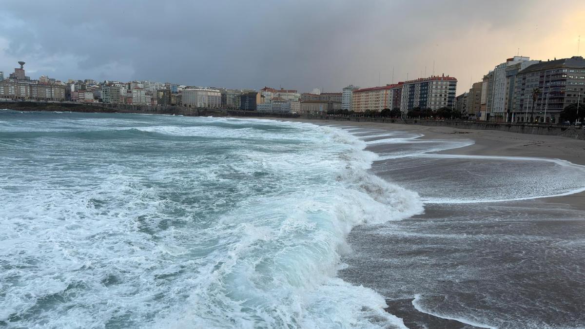 Fuerte oleaje en el Orzán y Riazor por el impacto de la borrasca 'Goretti' en A Coruña