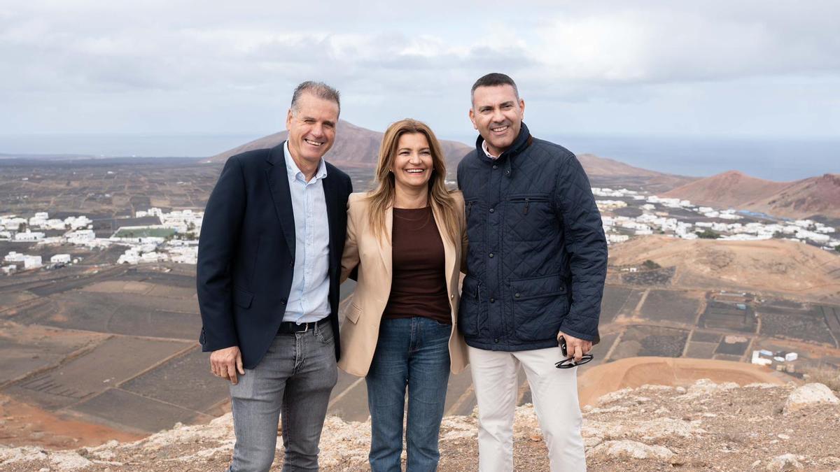 Domingo Cejas (i), María Jesús Tovar y Oswaldo Betancort, en el municipio de San Bartolomé