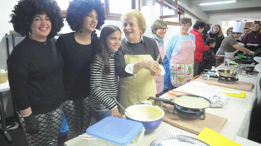 Las ganadoras del concurso de filloas de Cambados, ayer en el Salón Peña. // Iñaki Abella