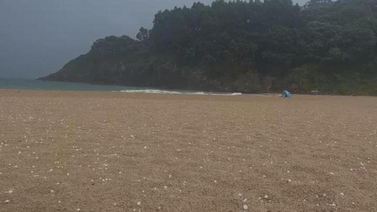 Graniza en una playa de Asturias en pleno julio: la insólita imagen que dejó el domingo en el Oriente