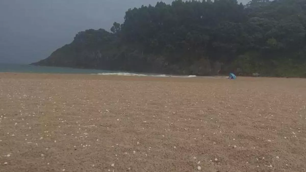Graniza en una playa de Asturias en pleno julio: la insólita imagen que dejó el domingo en el Oriente