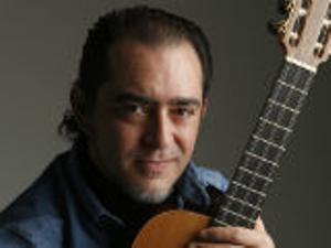 Raúl Rodríguez interpreta en acústic ’Llévame a la mar’.