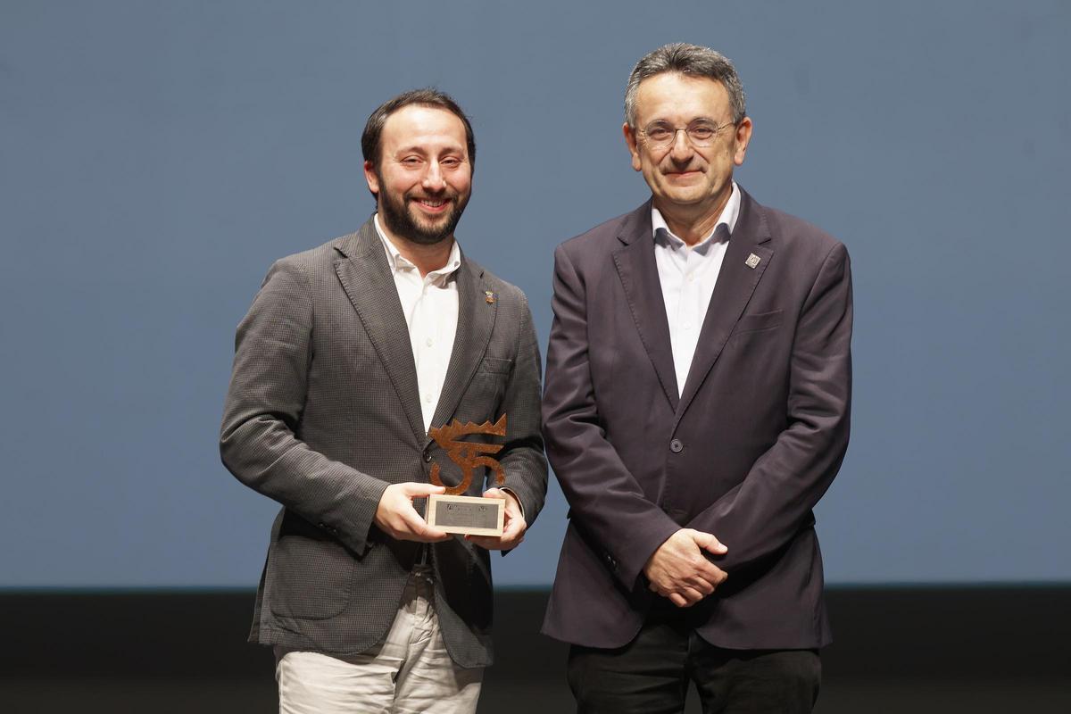 El presidente de Reciplasa y diputado provincial, Sergio Toledo, recogió el reconocimiento de la UJI para la Diputación Provincial de Castelló.