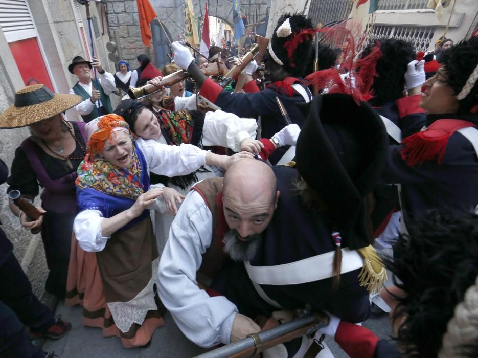 La representación de la Reconquista de Vigo vuelve a abarrotar las calles del Casco Vello de miles de vigueses