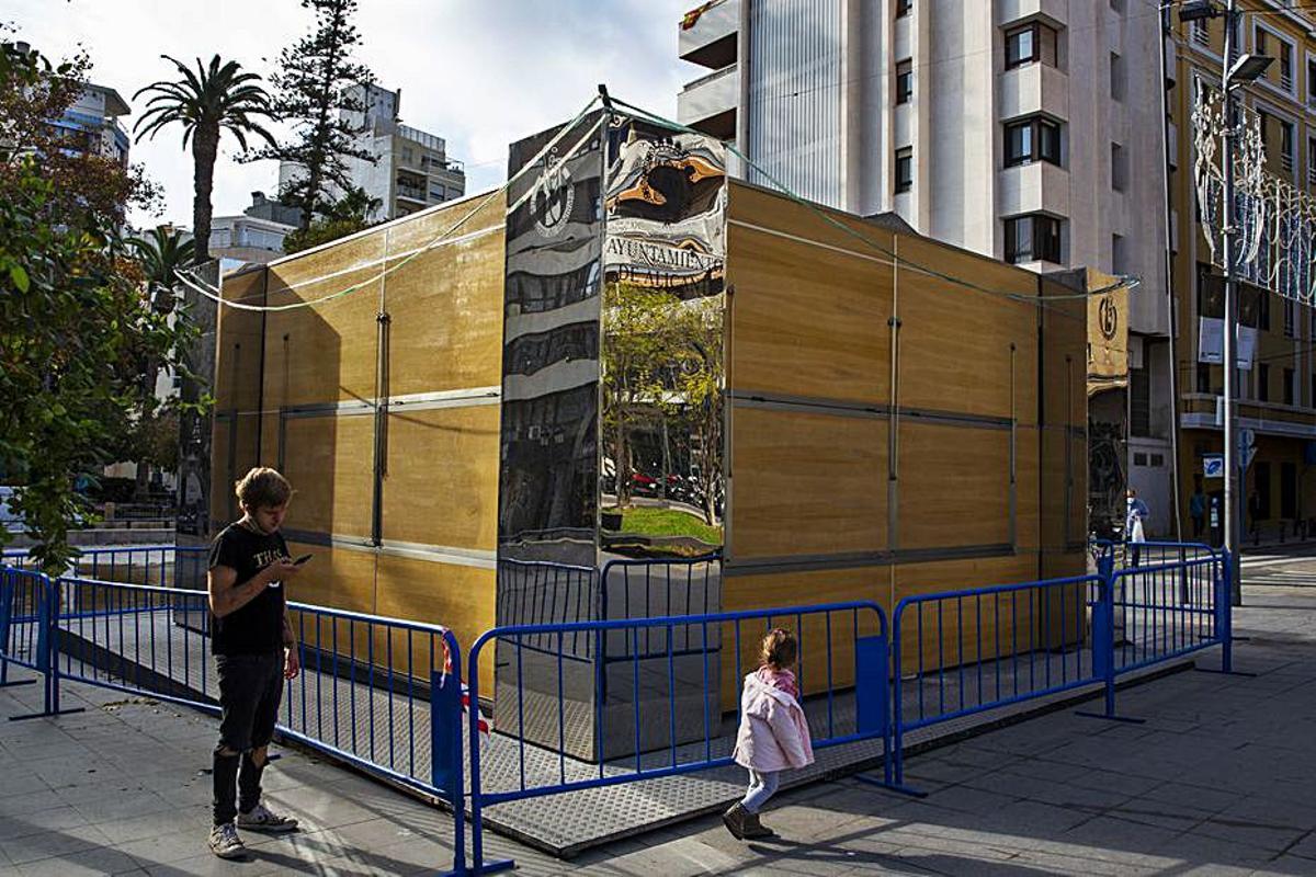 Nuevas atracciones   Una bola gigante transitable por debajo y una caja regalo